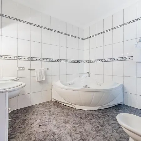 Sleeps 6 Pool Air Con Wifi