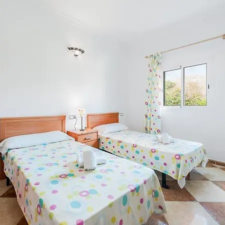 Villa Sleeps 6 Pool Air Con Wifi *